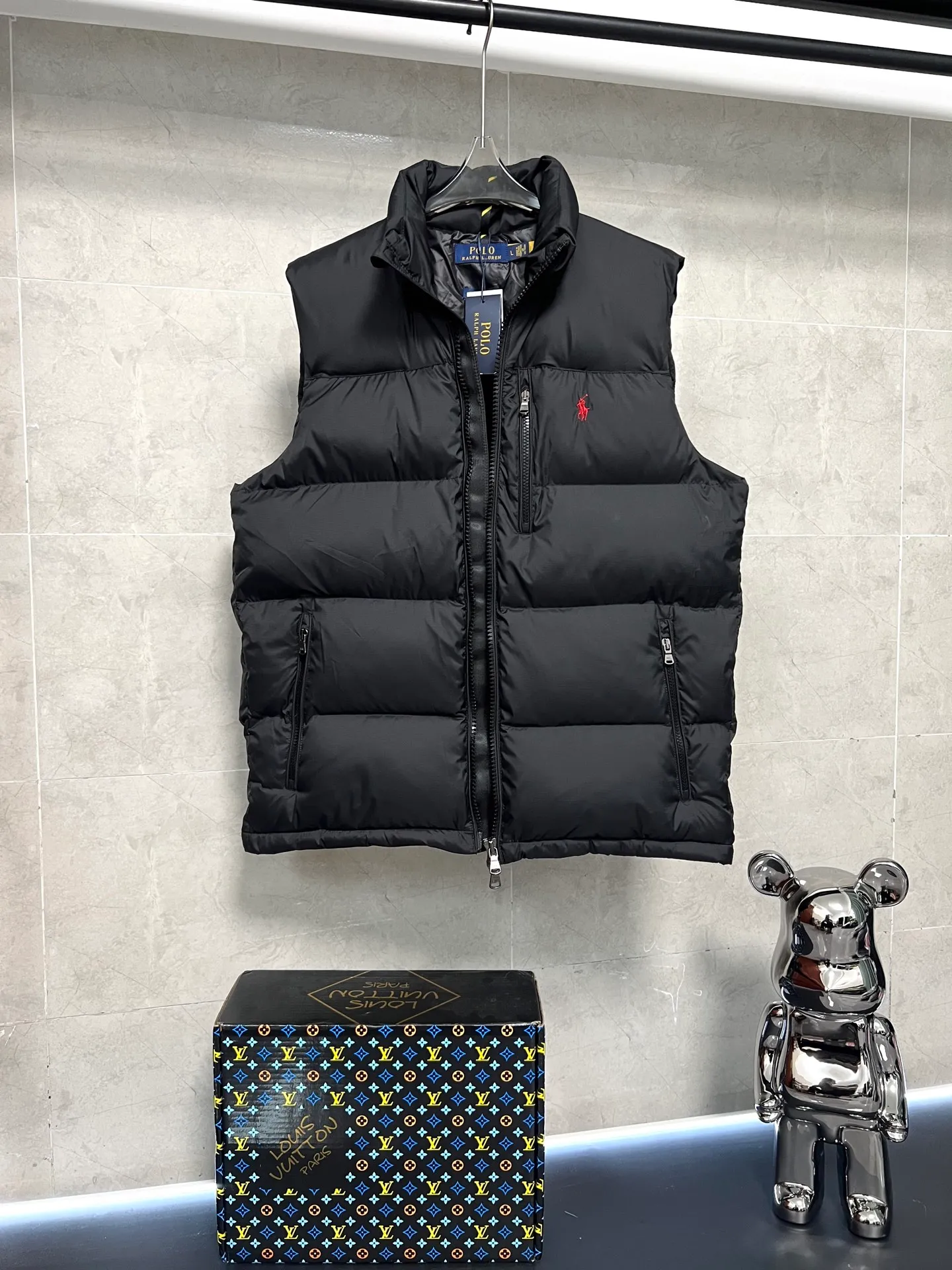 P640 Polo Ralph Lauren 2025 pony embroidered glossy half-high collar down vest. Neat tailoring creates a smart posture, returning to the hustle and bustle of the city. Filled with white duck down, warm and comfortable without being bulky, without losing personality and looking low-key. Original customized fabric with a certain sense of color. Color: glossy black, matte black. Size: S M L XL XXL